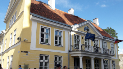 Gebäude in Tallinn, Estland mit europäischer und deutscher Flagge