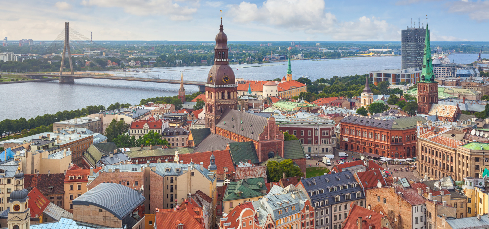 Blick über das Zentrum von Riga, Lettland, mit dem Rigaer Dom und dem Fluss Daugava im Hintergrund.